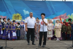 У микрофона Атаман Пивнев слева  Валерий Анненков